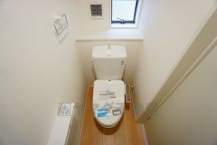 同仕様写真。温水洗浄機付トイレです。節水機能もあるので、安心して使えますね。もちろん、1階2階の2ヶ所にトイレがあるので、忙しい朝にもゆとりができますね。
