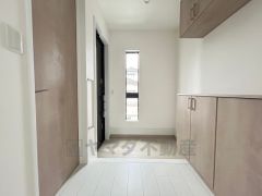 たっぷり収納できるシューズボックスです。家族全員の靴がきれいに整頓できます。棚の上にお花や写真を飾っても良いですね。