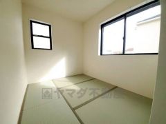 居心地も良い和室は、ワークスペースとしても有効。お仕事を頑張ってちょっと疲れたら、畳に寝転がることもできますね。