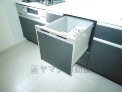 食事の後の手間を解消する食器洗い乾燥機付。冬場の洗い物で手荒れの悩みもなくなります。手洗いよりも節約できて便利。