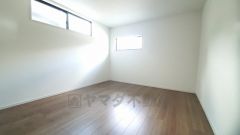 寛ぎの時間を紡ぎだす主寝室は、大型ベッドを置いても余裕の広さを確保しています。