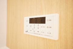 湯量・湯温の設定、そして保温までワンタッチのフルオートバス。便利な追い炊き機能付きです。