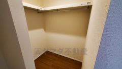 収納力豊富なウォークインクローゼット。洋服や小物などを1箇所にまとめて美しい収納を実現します。