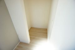 収納力豊富なウォークインクローゼット。洋服や小物などを1箇所にまとめて美しい収納を実現します。スーツケースのような大型の荷物も置けます＾＾