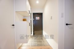 たっぷり収納できるシューズボックスです。家族全員の靴がきれいに整頓できます。棚の上にお花や写真を飾っても良いですね。