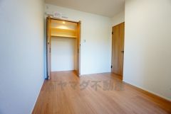 住む人のこだわりを活かす洋室。日当たりがよく、寝室としての利用もおすすめ。広めのクローゼットには荷物をすっきり片付けられ、ゆとりのある暮らしが出来ます＾＾