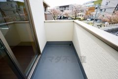 同仕様写真。南側に面したバルコニーは日当たり良好です。お洗濯物も気持ちよく干せそうです。日光浴をしたり、星を眺めたりも良いですね^^