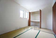 リビングからの続き間として和室をご用意しました。普段はリビングとつなげて開放的なスペースとして、来客時には客間としてお使いいただけます。