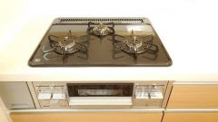 複数の調理を一度に行うことができる3口コンロ。効率よくお料理が出来ます。毎日のお料理も楽しくなりますね＾＾