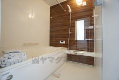 1日の疲れを癒すくつろぎのバスルーム。足を伸ばしてもゆったりと入れるサイズです。お子様と一緒にお風呂に入っても狭くないですね^^