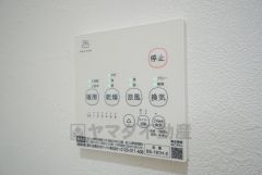 浴室暖房乾燥機付き。天候に左右されず、いつでも好きなときに洗濯物を干せるので、仕事や家事で忙しい方に重宝します。