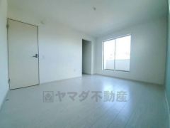 ご夫婦お二人のプライベートシーンを演出する寝室は、大容量のウォークインクローゼット付き。