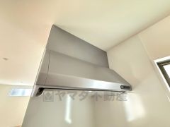 お手入れが簡単なスリム型レンジフードです。調理により発生する油煙や臭いを吸い込み、屋外へ排気してくれます。