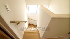 小さなお子様やご高齢の方でも安心できる、手すり付き階段。段差も低めで設定されており、安全性にも優れています。