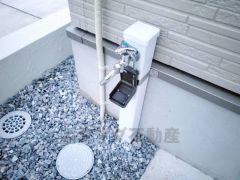 お車の洗車や外壁のお掃除をする際に便利な外水栓。