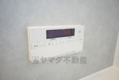 湯量・湯温の設定、そして保温までワンタッチのフルオートバス。便利な追い炊き機能付きです。
