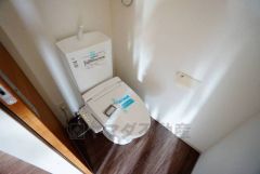 温水洗浄機付トイレです。節水機能もあるので、安心して使えますね。もちろん、1階2階の2ヶ所にトイレがあるので、忙しい朝にもゆとりができますね。