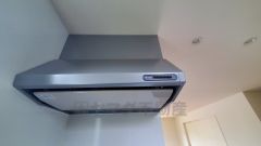 お手入れが簡単なスリム型レンジフードです。調理により発生する油煙や臭いを吸い込み、屋外へ排気してくれます。