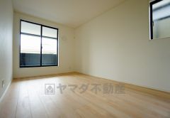 同仕様写真。寛ぎの時間を紡ぎだす主寝室は、大型ベッドを置いても余裕の広さを確保しています。