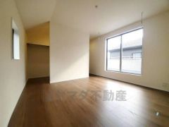 オープンクローゼットは、扉の開閉動作がないので荷物の出し入れがスムーズになります。衣類を綺麗にまとめておしゃれにまとめれば、お部屋のアクセントにもなります＾＾