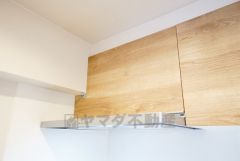 風量が弱・強と切替え可能なレンジフードが調理中の煙をしっかり吸い込みます。手元を照らすライト付きです。