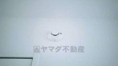 火災による煙や熱を感知して、警報音やブザー等で火災の発生を知らせてくれる火災警報器。