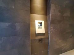 オートロックは、外部の人が自由に建物内に出入りできないため、不審者の侵入防止効果があります。