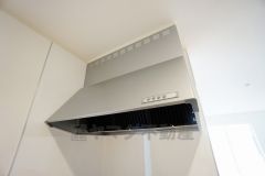 お手入れが簡単なスリム型レンジフードです。調理により発生する油煙や臭いを吸い込み、屋外へ排気してくれます。