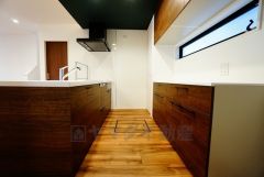 同仕様写真。リビングにいるお子様を見守りながらお料理ができる対面キッチン。カウンタートップの汚れもサッと拭き取ることができ、お掃除ラクラク＾＾