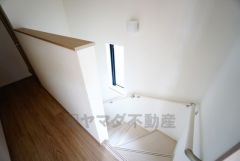 小さなお子様やご高齢の方でも安心できる、手すり付き階段。段差も低めで設定されており、安全性にも優れています。