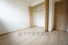 暖かい日差しが差し込む洋室。たっぷり収納できるクローゼット付きでお部屋の中をすっきりと快適に保てます。