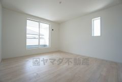 寛ぎの時間を紡ぎだす主寝室は、大型ベッドを置いても余裕の広さを確保しています。