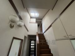 母屋。階段上部には天窓付き。日中は電気を付けなくても明るい日差しが差し込みます＾＾
