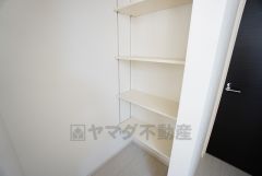 食品や飲料、調理器具を収納できるパントリー付き。週末に買いだめした食料を楽々収納できます。