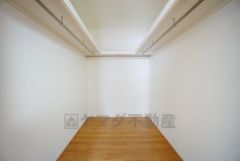 同仕様写真。収納力豊富なウォークインクローゼット。洋服や小物などを1箇所にまとめて美しい収納を実現します。スーツケースのような大型の荷物も置けます＾＾