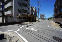 前面道路は広く日当たり、風通し良好です。