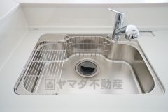広々とした凸型シンクに洗剤ポケットを標準装備。大きなお鍋など洗いやすいです。
