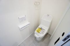 温水洗浄機付トイレです。節水機能もあるので、安心して使えますね。もちろん、1階2階の2ヶ所にトイレがあるので、忙しい朝にもゆとりができますね。
