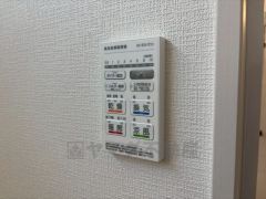 浴室暖房乾燥機付き。天候に左右されず、いつでも好きなときに洗濯物を干せるので、仕事や家事で忙しい方に重宝します。