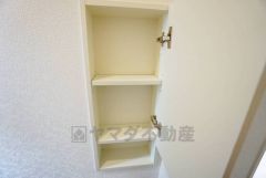 トイレ内には、トイレットペーパー等の収納に使える扉付きの棚を設置済み＾＾