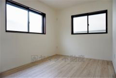 同仕様写真。住む人のこだわりを活かす洋室。日当たりがよく、寝室としての利用もおすすめ。