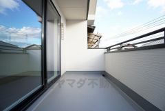 同仕様写真。家族全員分の布団もゆったり並べられる広々バルコニー。