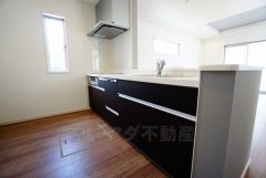 同仕様写真。リビングにいるお子様を見守りながらお料理ができる対面キッチン。カウンタートップの汚れもサッと拭き取ることができ、お掃除ラクラク＾＾