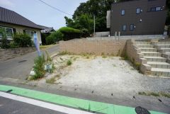 現地（2026年8月10日）撮影。駐車スペースはゆとりある2台分を確保。マイカー用に、お客さま用に、余裕を持ってご利用いただけます。