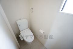 温水洗浄機付トイレです。節水機能もあるので、安心して使えますね。もちろん、1階2階の2ヶ所にトイレがあるので、忙しい朝にもゆとりができますね。
