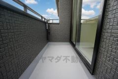 南側に面したバルコニーは日当たり良好です。お洗濯物も気持ちよく干せそうです。日光浴をしたり、星を眺めたりも良いですね^^