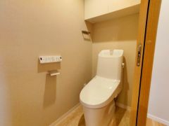 温水、暖房、ウォシュレット付の高機能トイレです。すっきりした見た目で、トイレ奥の掃除もしやすいです。