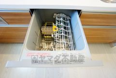 同仕様写真。食事の後の手間を解消する食器洗い乾燥機付。冬場の洗い物で手荒れの悩みもなくなります。手洗いよりも節約できて便利。