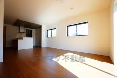 大きな窓のあるリビングは、陽光あふれる明るい空間です。居心地良く、ご家族皆がゆったり寛げる憩いの空間となりそうです。