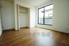暖かい日差しが差し込む洋室。たっぷり収納できるクローゼット付きでお部屋の中をすっきりと快適に保てます。